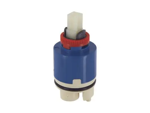 Kartusche in blauer und roter Ausführung, möglicherweise von Ideal Standard, mit elektrischen Kontakten und Temperatursicherung für Heißwasseranwendungen.